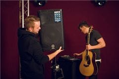 Zapraszamy na scenę – konfiguracja systemu nagłośnieniowego DXR12