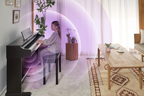 Fale dźwiękowe rozchodzące się z pianina ARIUS w salonie