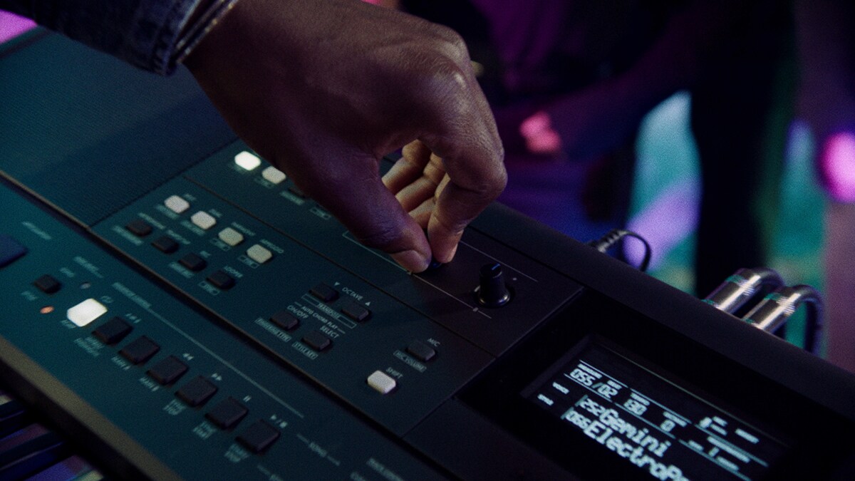 PSR-E483, Osoba sterująca pokrętłem Live Control modelu