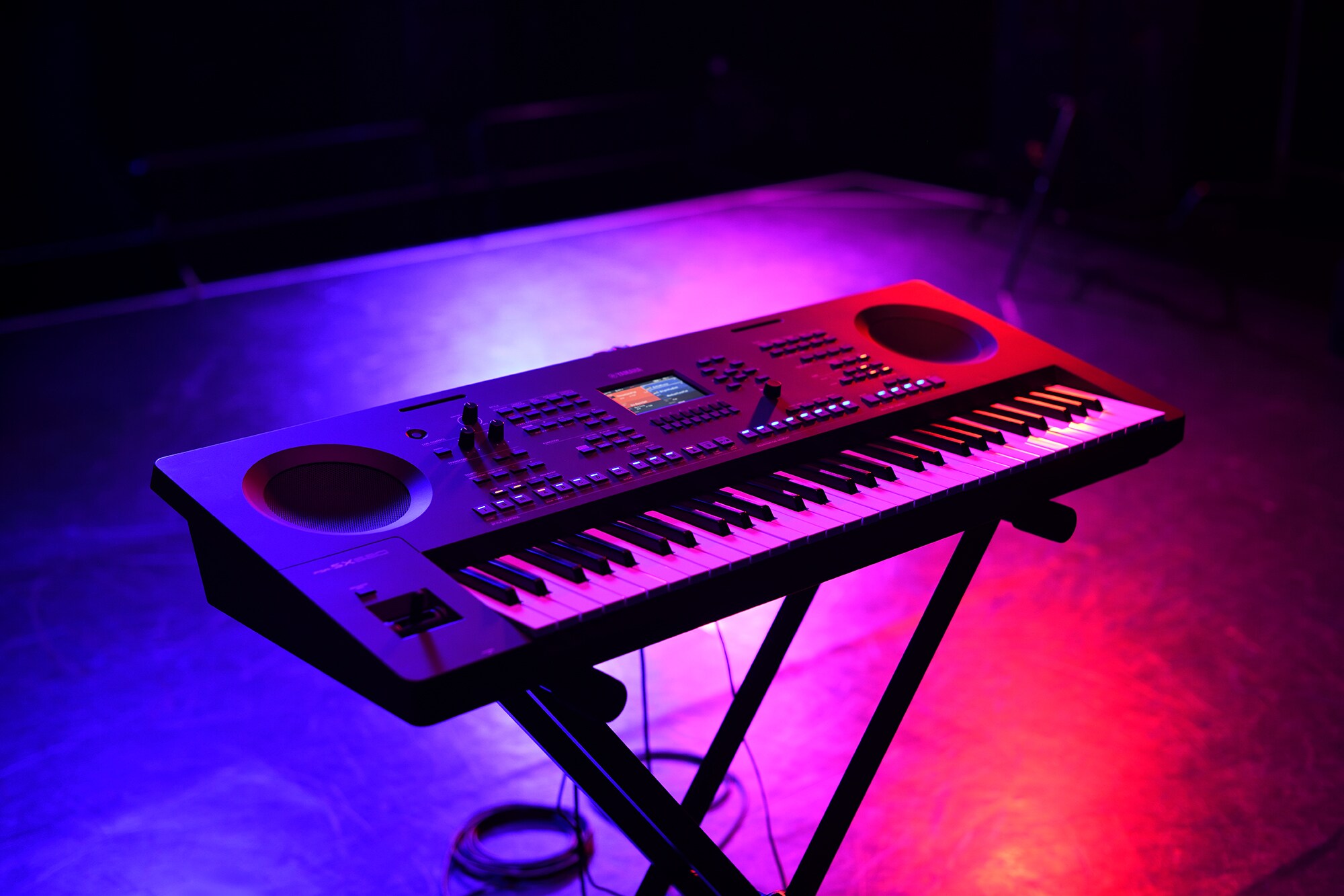 Instrument klawiszowy na statywie w oświetleniu scenicznym