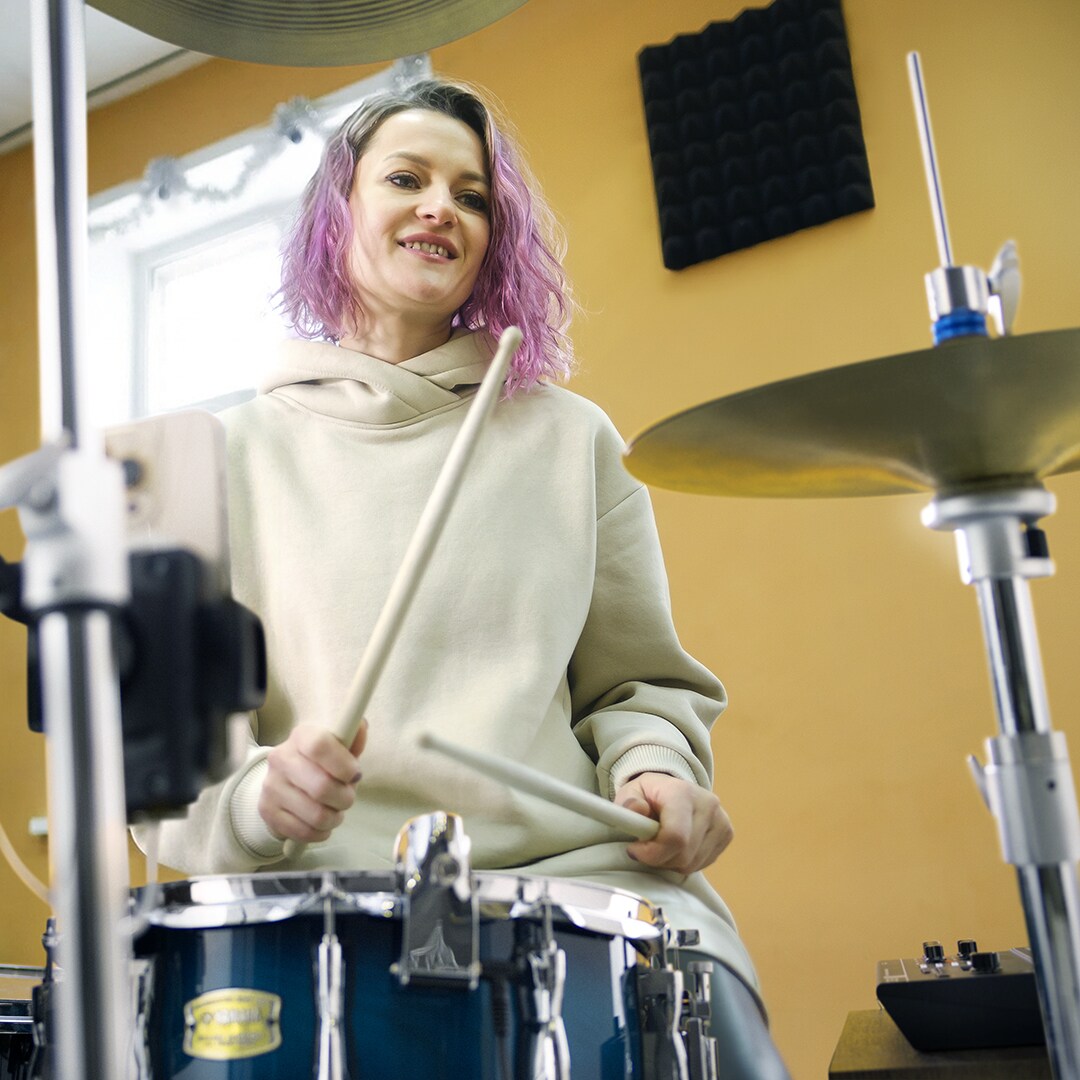 Perkusista grający podczas odsłuchu ulepszonego miksu perkusyjnego stworzonego za pomocą Yamaha EAD20.