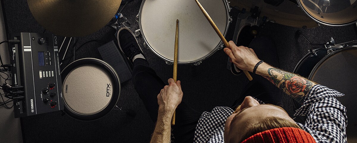 Perkusista używający Yamaha EAD20 podczas występów do kontroli dźwięku w czasie rzeczywistym i osobistego odsłuchu.