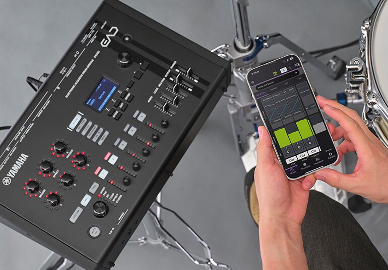 Użytkownik sterujący EAD50 za pomocą aplikacji EAD Touch