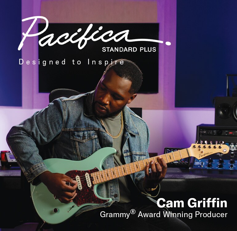 Cam Griffin grający na gitarze Pacifica Standard Plus 12 Sonic Blue w studiu nagraniowym