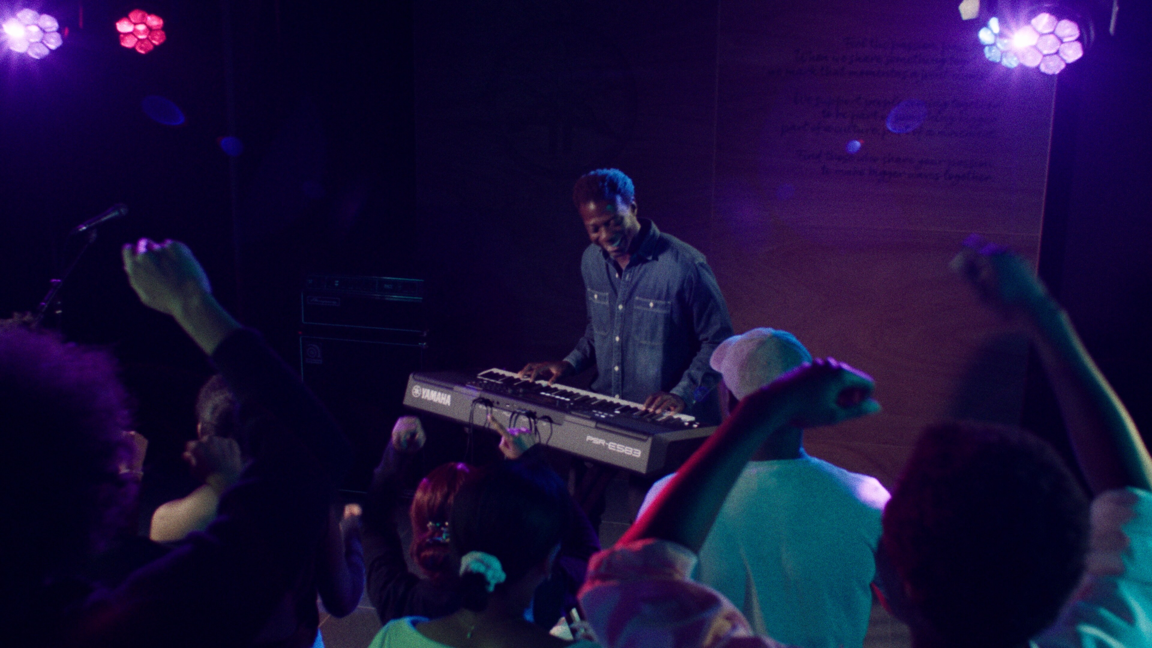 Osoba w słuchawkach grająca na przenośnej klawiaturze Yamaha PSR-E583