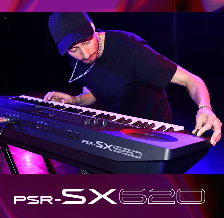 Wykonawca grający na instrumencie klawiszowym PSR-SX620 na scenie.