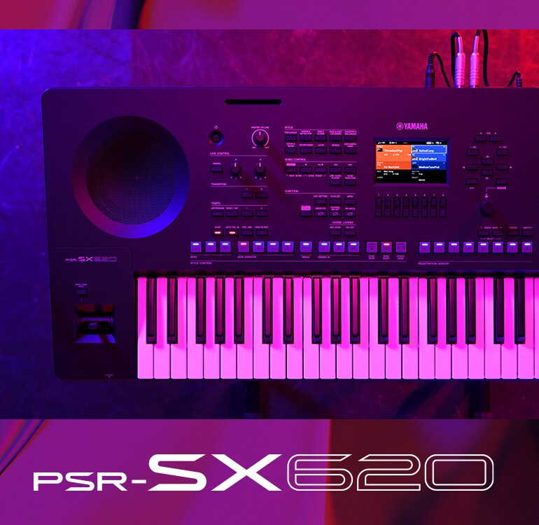 Widok z góry na instrument klawiszowy PSR-SX620 w oświetleniu scenicznym.