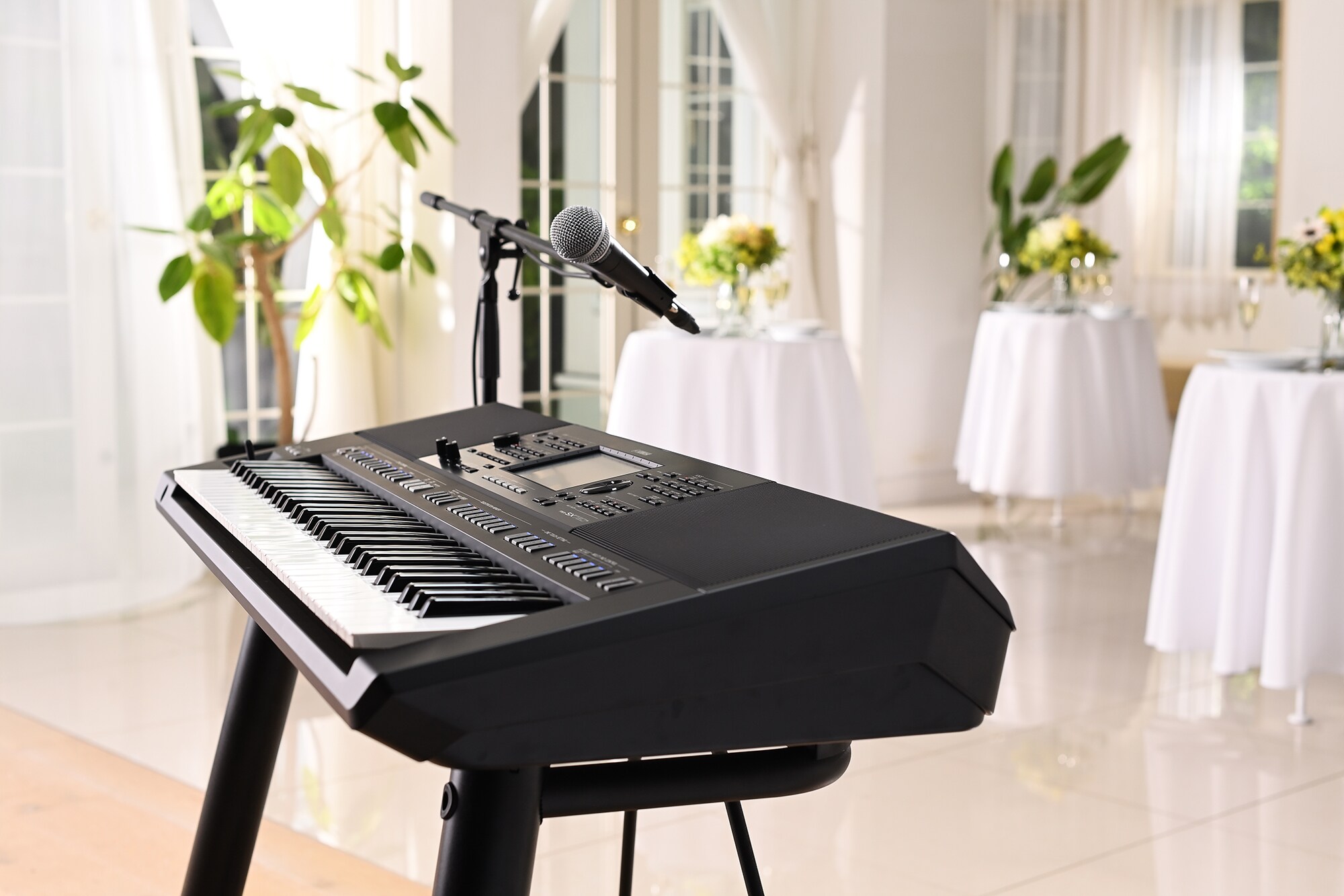 Aranżer Yamaha Arranger Workstation PSR-SX720+ ze statywem mikrofonowym w miejscu przyjęcia