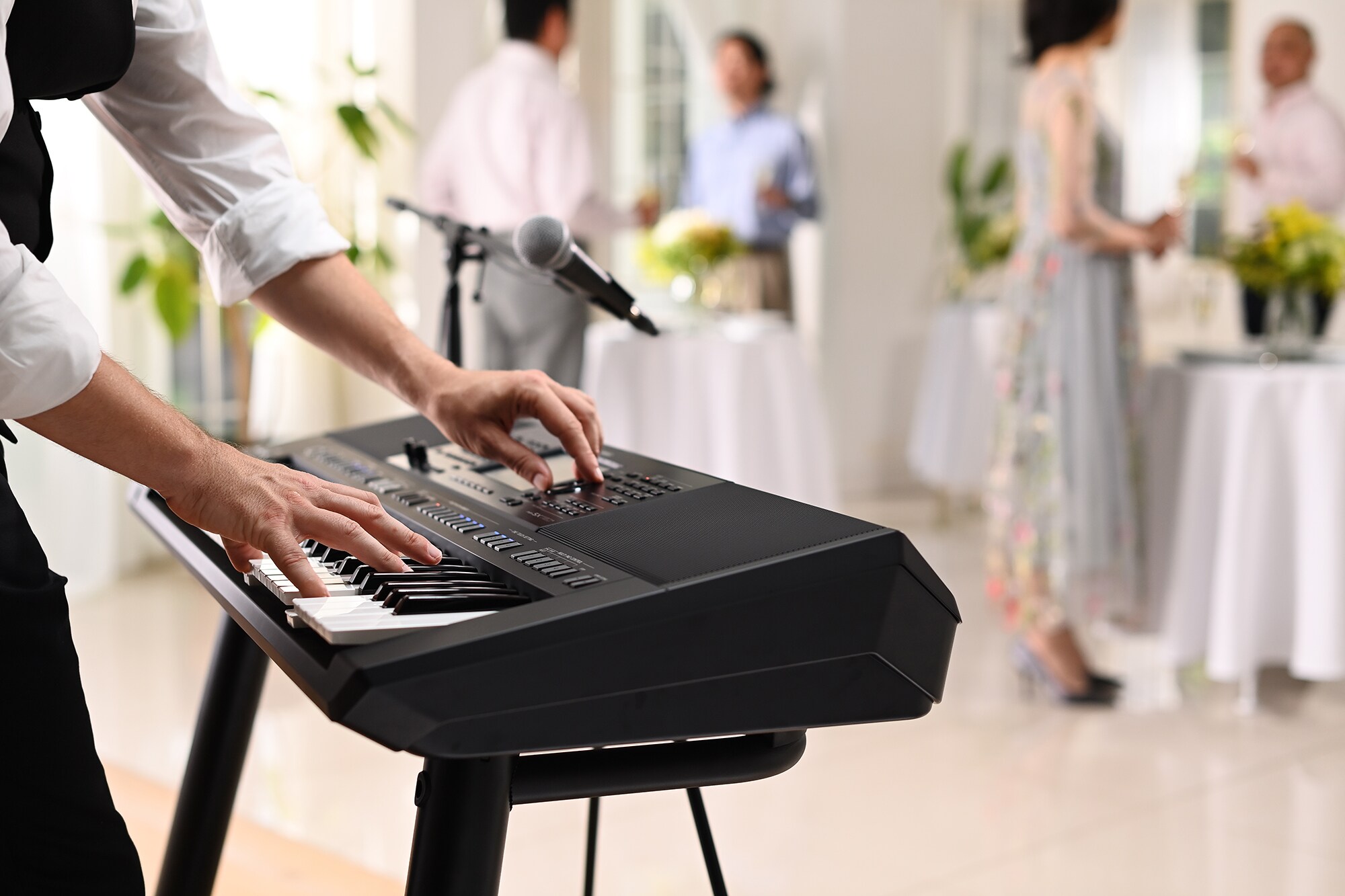Gra na aranżerze Yamaha Arranger Workstation PSR-SX720+ w miejscu przyjęcia