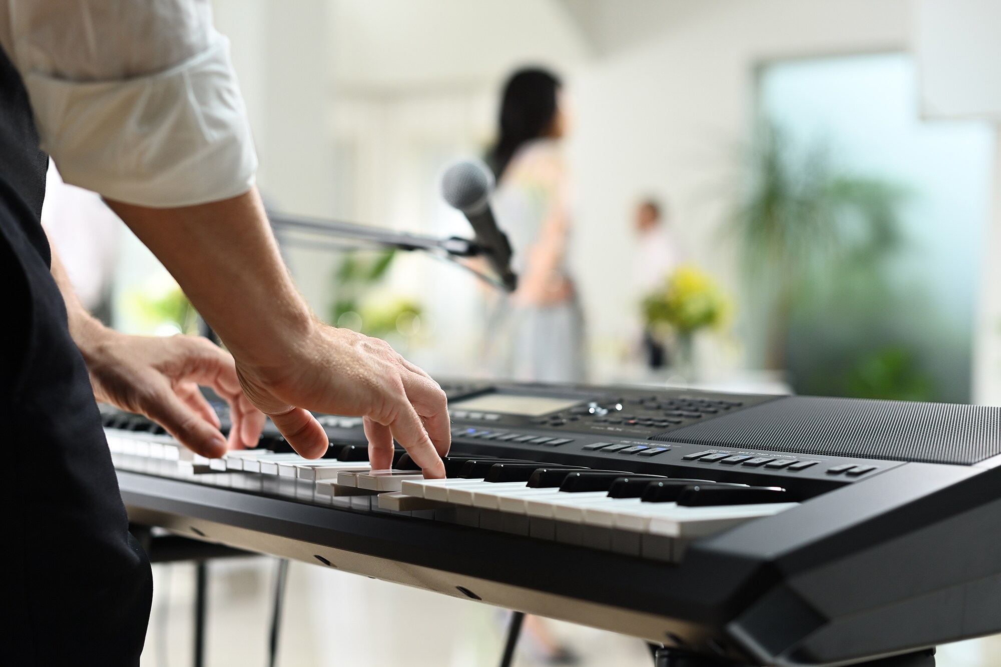 Gra na aranżerze Yamaha Arranger Workstation PSR-SX720+ w miejscu przyjęcia