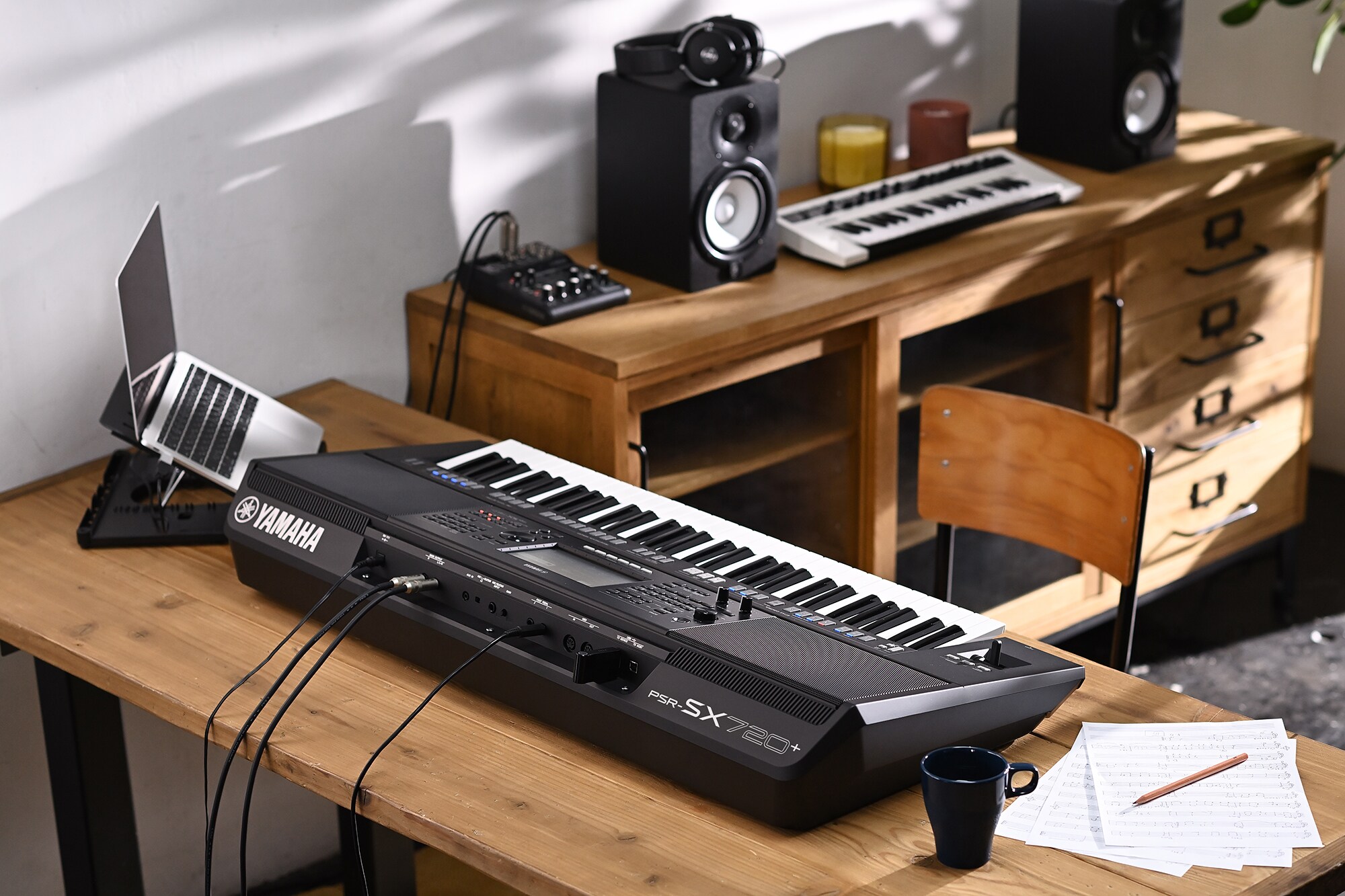 Aranżer Yamaha Arranger Workstation PSR-SX720+ na biurku