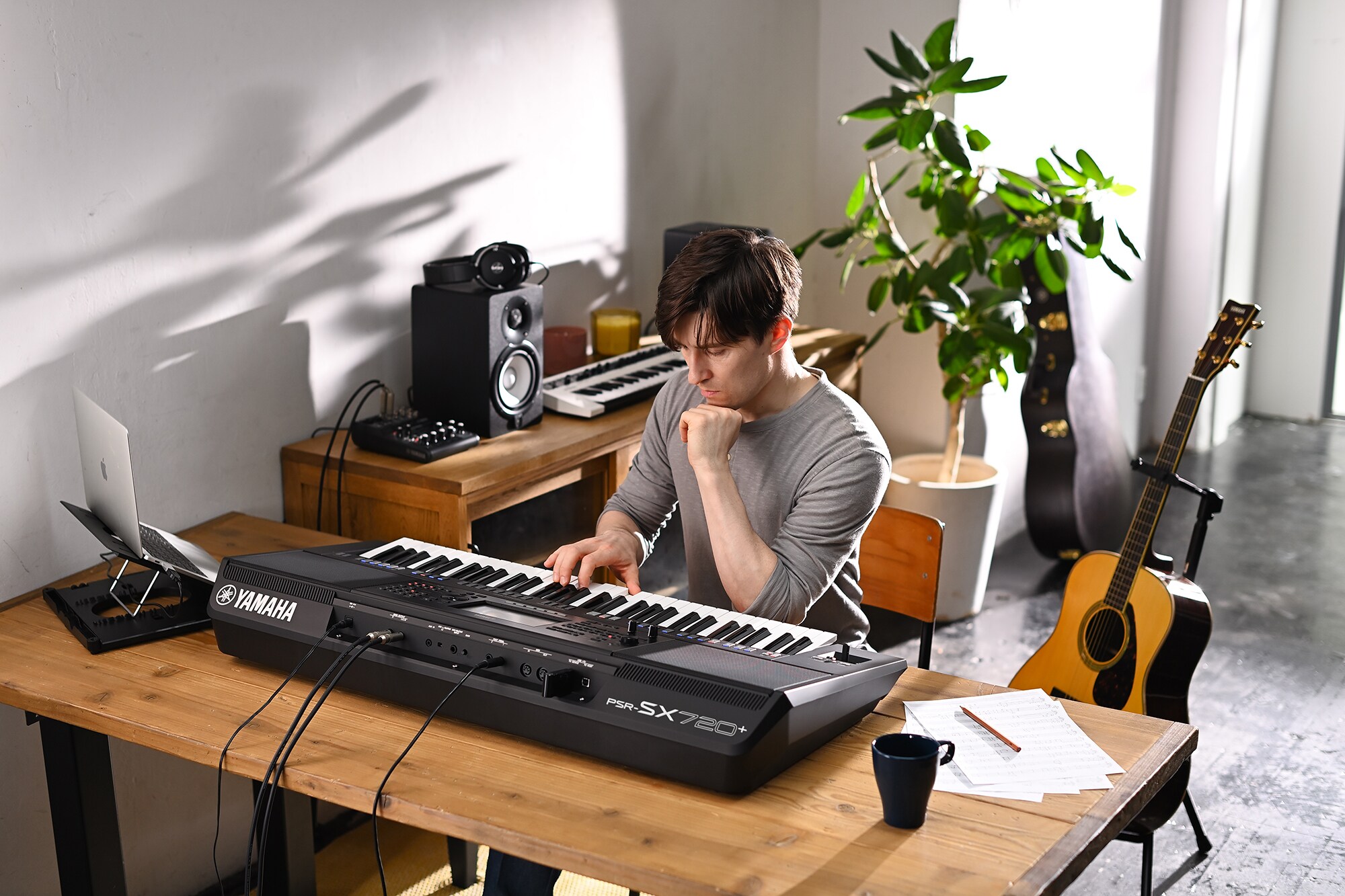 Zdjęcie osoby grającej na aranżerze Yamaha Arranger Workstation PSR-SX720+