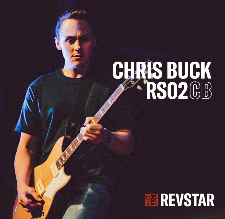 Chris Buck podczas występu na jego Signature Revstar RS02CB