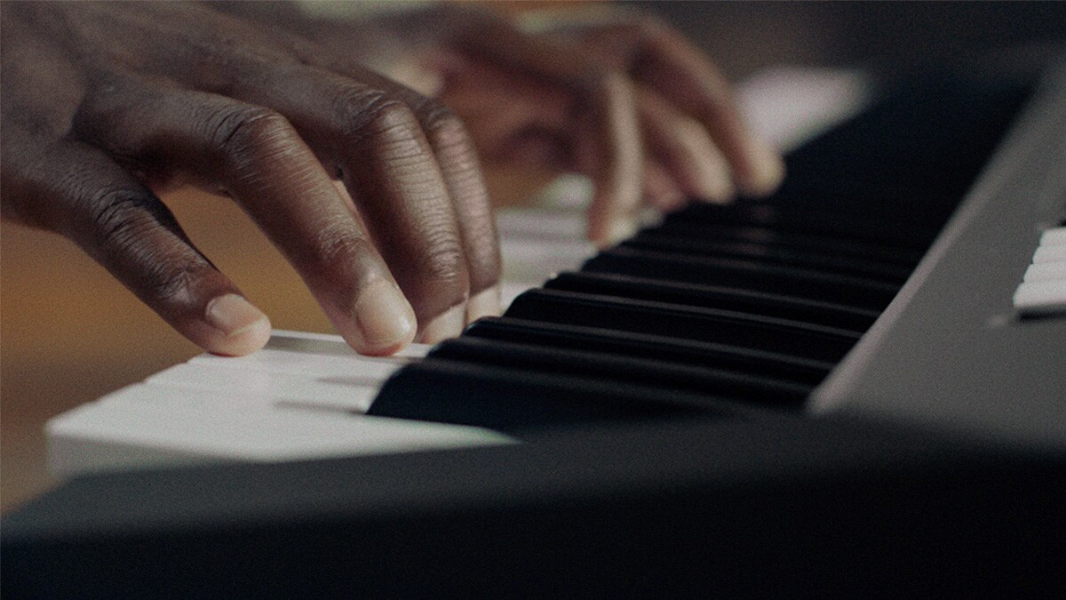 PSR-E483 Klawiatura, na której gra osoba