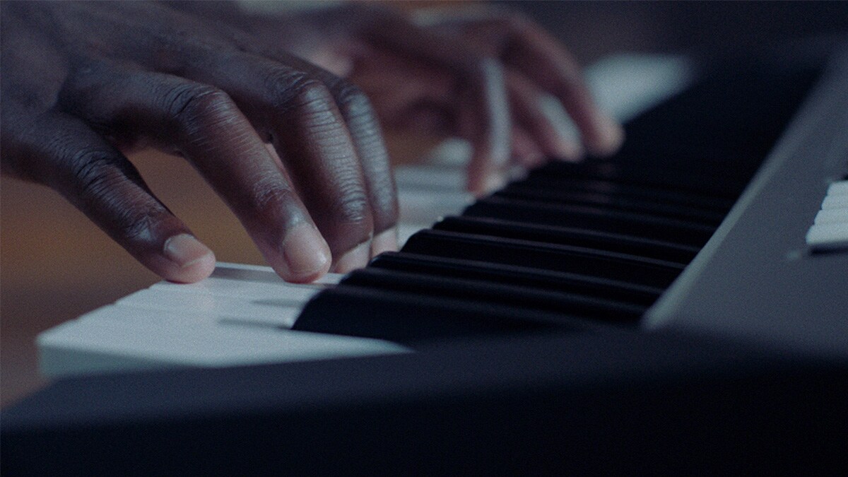 PSR-E583 Klawiatura, na której gra osoba