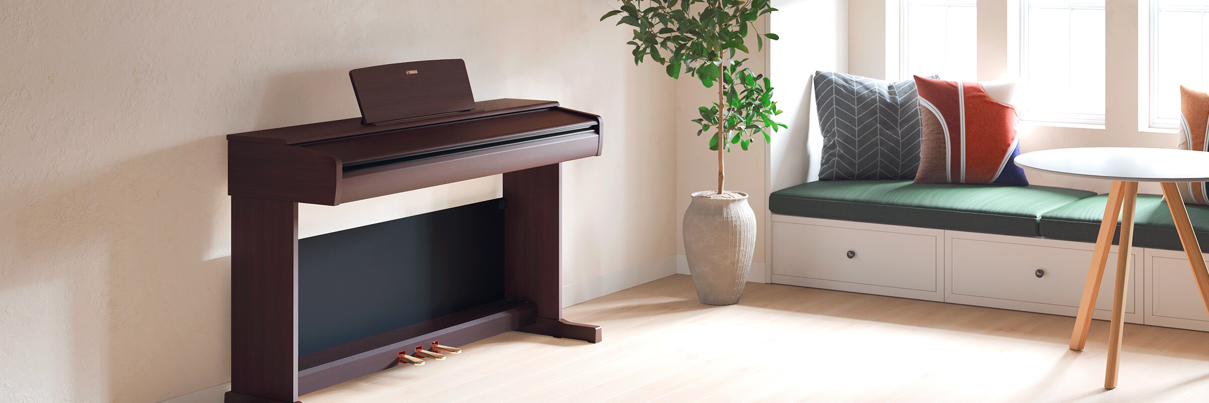Pianino ARIUS w salonie z zamkniętą pokrywą, harmonijnie współgrające z wystrojem wnętrza