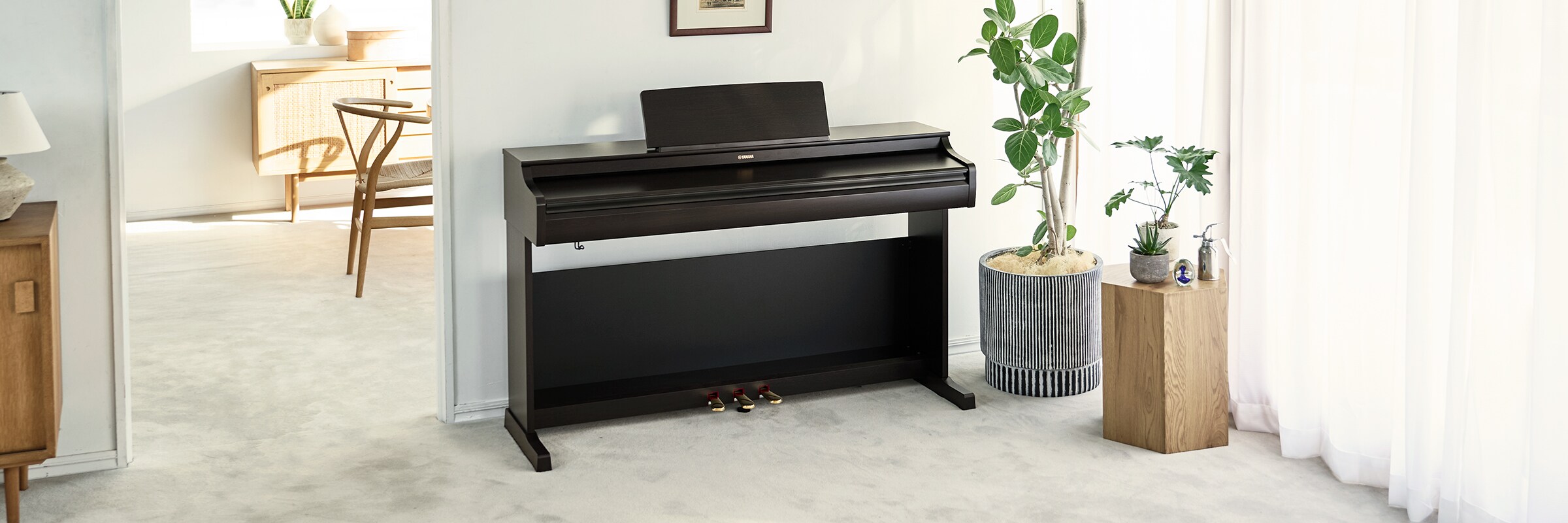 Pianino ARIUS w salonie z zamkniętą pokrywą, harmonijnie współgrające z wystrojem wnętrza