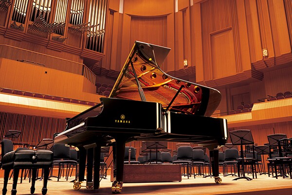 Fortepian koncertowy Yamaha CFX na scenie w sali koncertowej