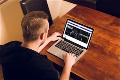 Systemy DXR – idealne przenośne głośniki na trasy koncertowe