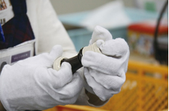 Inspektor sprawdzający część fletu prostego