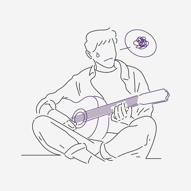 Mężczyzna, któremu trudno idzie nauka gry na gitarze.