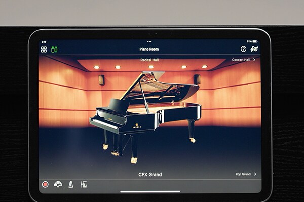 Aplikacja Smart Pianist widoczna na ekranie tabletu